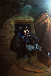 Diver in the slatemine Nuttlar by Andy Kutsch 